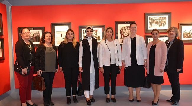 AK Partili kadınlar, Atatürk sergisini gezdi