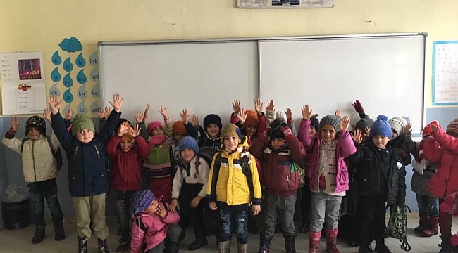 AK Partili kadınlar ördü, çocukların yüzü güldü