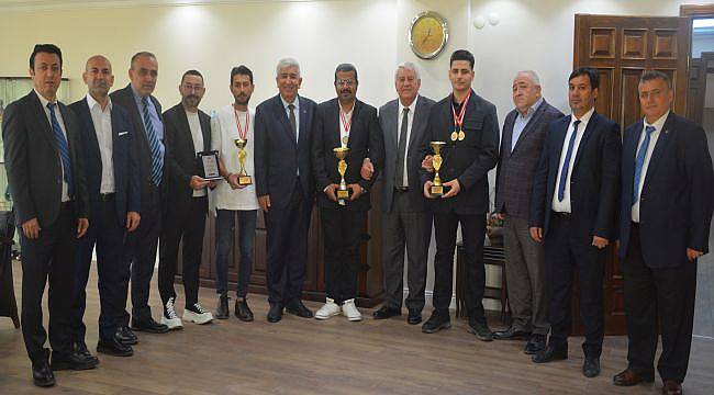 Altın Makaslar’ın berberlerinden Mutlu’ya ziyaret