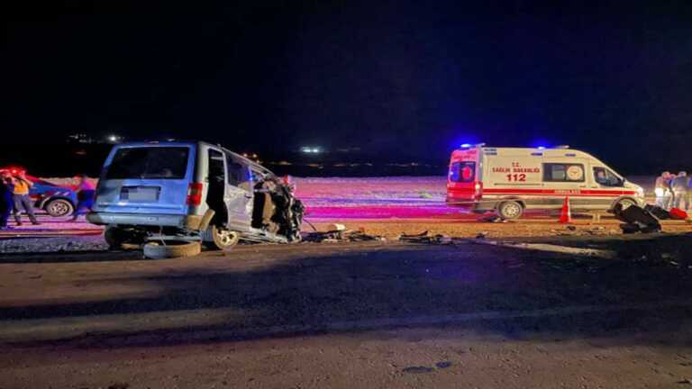 Araçlar Kafa Kafaya Çarpıştı: 6 Ölü