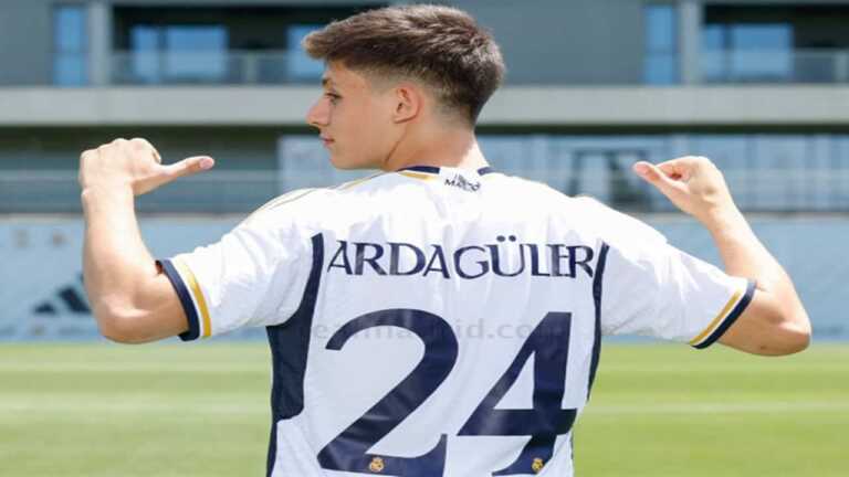 Arda Güler Real Madrid Armasını Öperek Poz Verdi