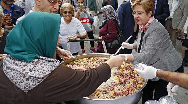 Aşure kazanı pazarda kaynadı