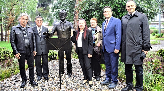 Avni Anıl heykeli Bornova’da açıldı