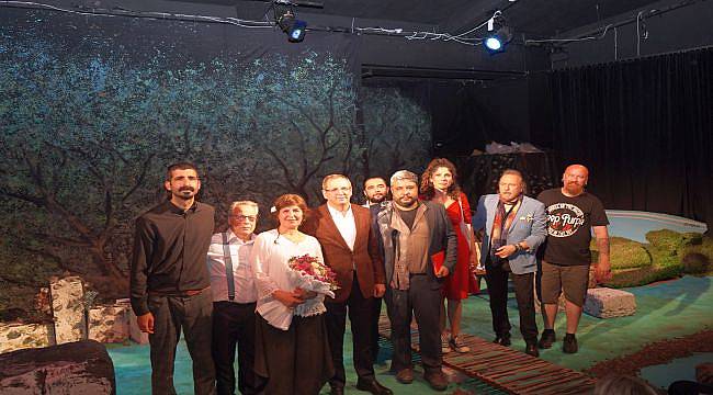 Ayvalik Belediye Tiyatrosu; “Perde” dedi