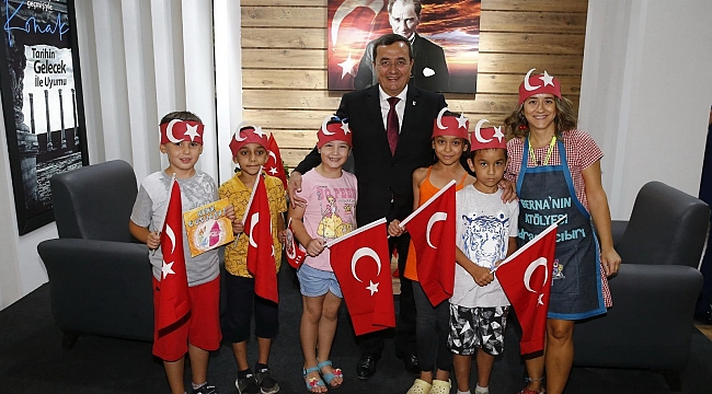 Başkan Batur, İEF’de ziyaretçilere Türk Bayrağı hediye etti!