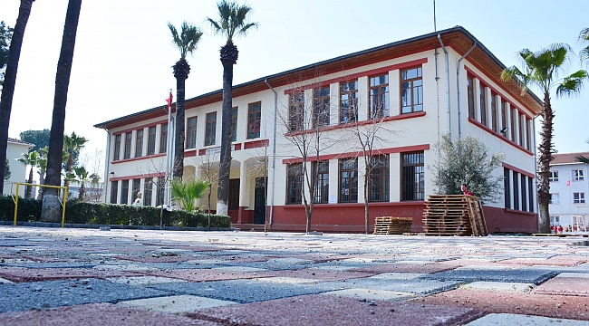 Başkan Görmez’den tarihi okula özel dokunuş