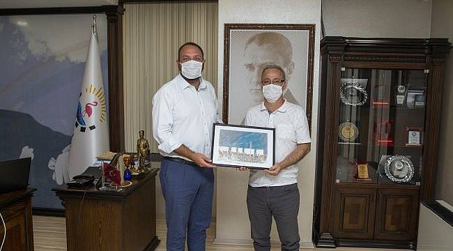 Başkan Gümrükçü ’ye Karikatürist Çam’dan Hediye