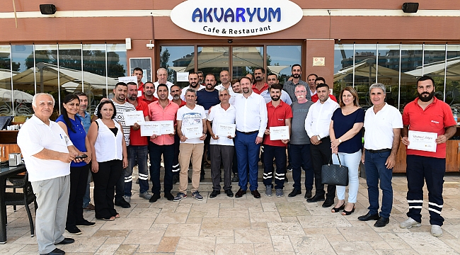 Başkan Gümrükçü, moloz ekibiyle buluştu