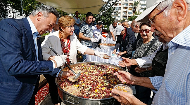 Başkan Pekdaş ve Vekil Bayır birlikte aşure dağıttı