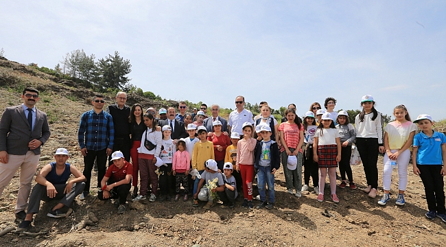 Başkan Sengel öğrencilerle birlikte fidan dikti