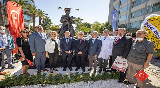 Başkan Soyer Tıbbiyeli Hikmet Heykelini Açtı