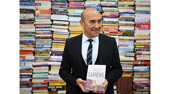 Başkan Soyer’e tebrik çiçeği yerine 10 bin kitap!