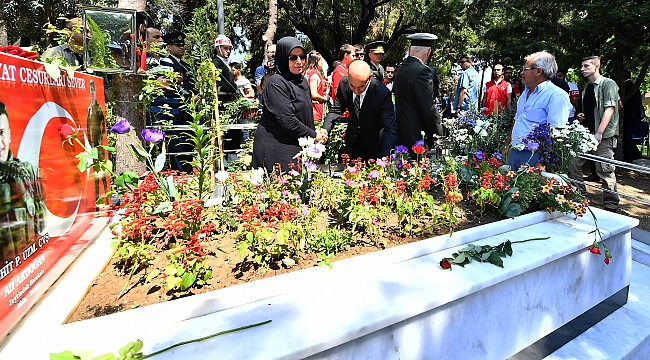 Başkan Tunç Soyer, şehit mezarlarına karanfil bıraktı