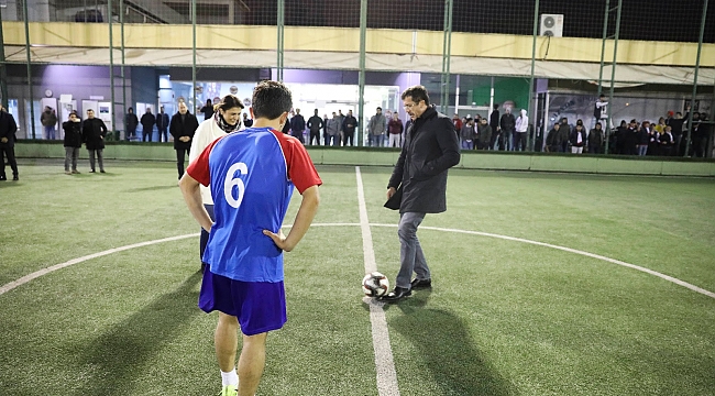Başlama vuruşu Zeybekci’den