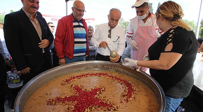 Bayraklı Belediyesi 15 bin kişiye aşure dağıttı