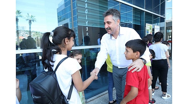 Bayraklı Belediyesi çocuklara deniz müzesini gezdirdi