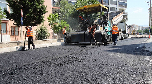 Bayraklı sokaklarına sıcak asfalt serildi