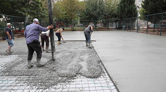 BAYRAKLI’DA BASKETBOL SAHALARI YENİLENİYOR
