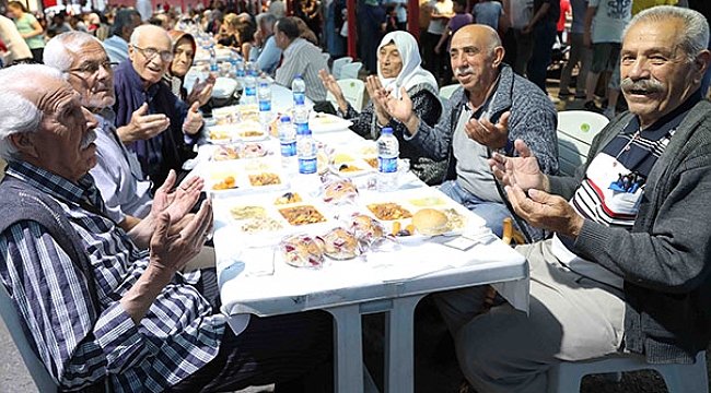 Bayraklı’da binlerce vatandaş iftar sonrasında buluştu!