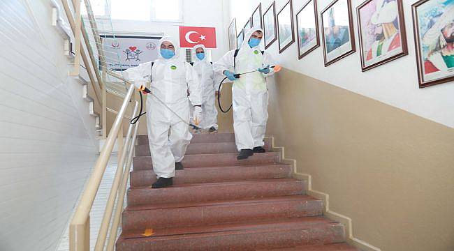 Bayraklı’da kamusal alanlar dezenfekte edildi