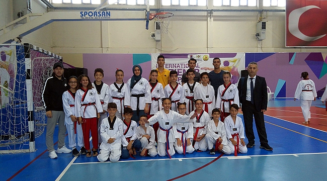 Bayraklılı taekwondocular 17 madalya ile döndü