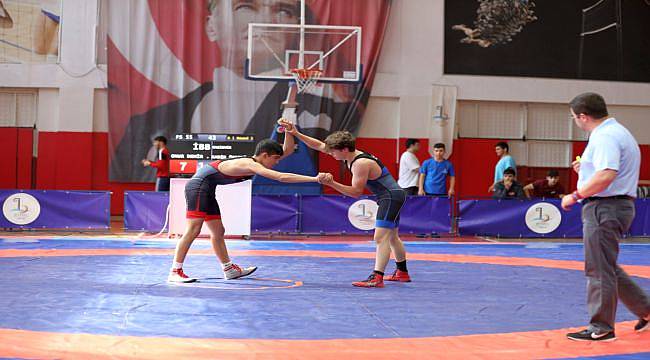 Bayraklı’nın Çocukları Güreş Müsabakalarına Damga Vurdu