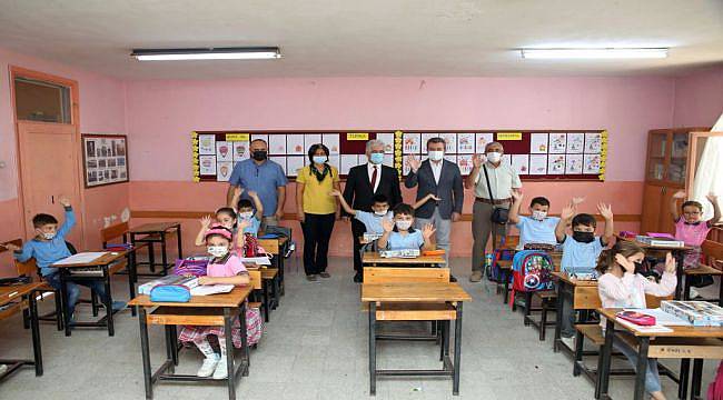 Bergama Belediyesi’nden öğrencilere eğitim seti