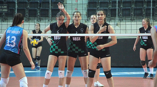 Bornova Belediyesi voleybolcu kızları ile gurur duyuyor