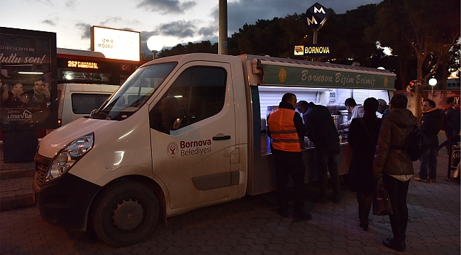 Bornova’dan vatandaşlara soğuk kış günlerinde sıcak çorba