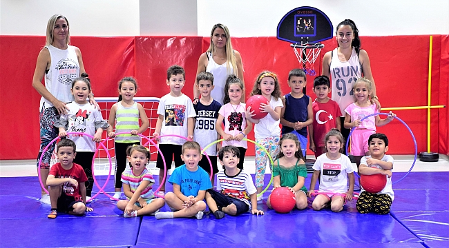 Bornovalı çocuklar hem spor yapıyor hem de eğleniyor