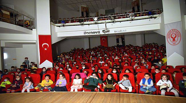 Bornovalı minikler tiyatroya doydu