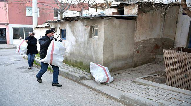 Bornovalı Vatandaşlara Odun Desteği