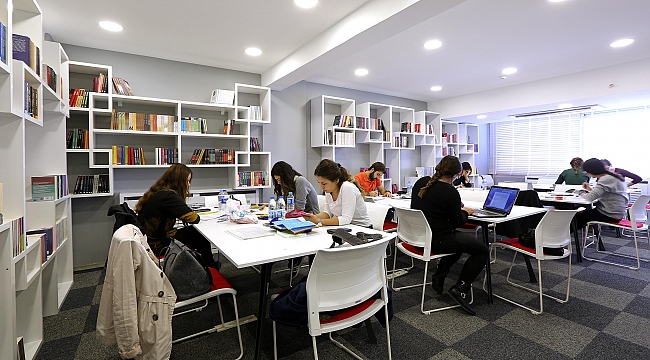 Buca’da öğrenciler gençlik merkezlerine akın ediyor