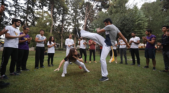 Bucalılar Capoeria savunma sanatı öğreniyor