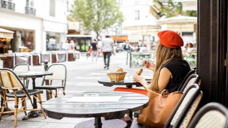 Çeşme Marina’daki Kafe Dublör Müşteri İlanıyla Dikkatleri Üzerine Çekti