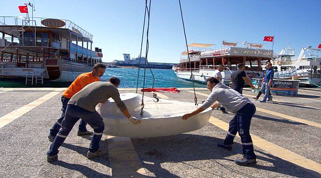 Çeşme’de Banklar Yenileniyor