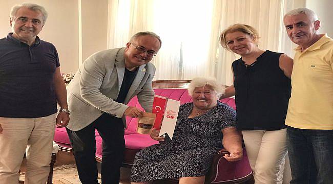 CHP Güzelbahçe en yaşlı üyelere ziyaret
