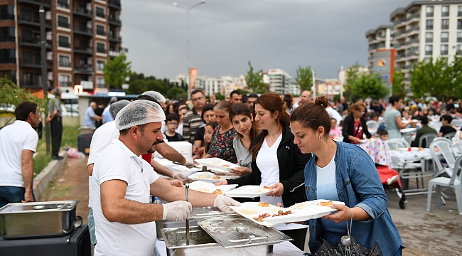 Çiğli Belediyesi’nden mahallelere iftar sofrası!