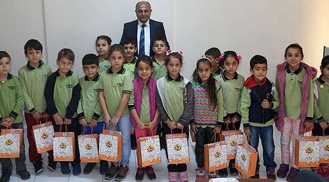 Çiğli Belediyesi’nden miniklere kitap