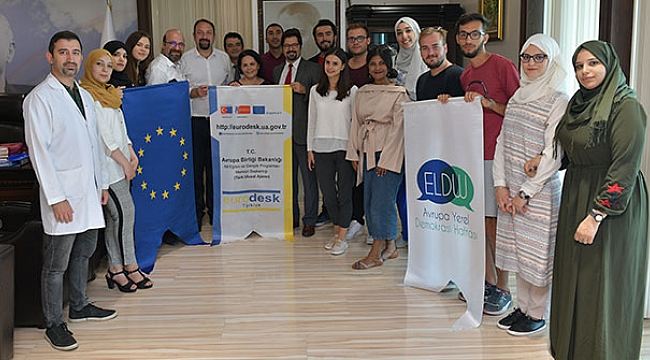 Çiğli’de AIESEC’li öğrenciler İngilizce öğretiyor