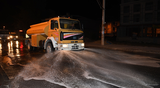 Çiğli’de cadde ve sokaklar dezanfektanlı sularla yıkandı!