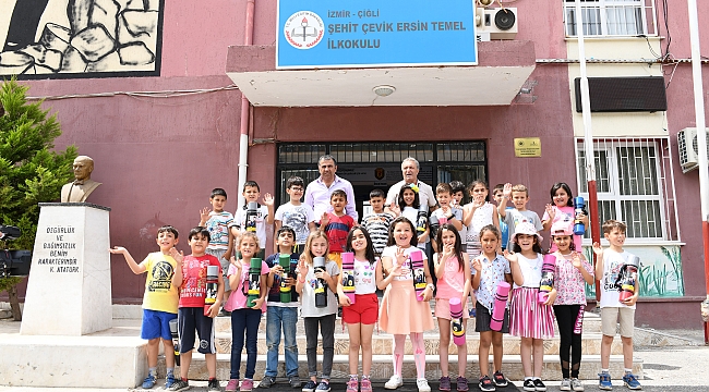 Çiğli’de okullara satranç takımı dağıtıldı