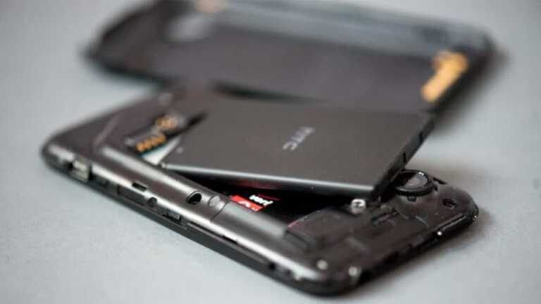 Çıkarılabilir Pilli Telefonlar Geri Geliyor