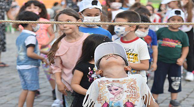 Çocuklar geleneksel sokak oyunlarıyla eğlendi