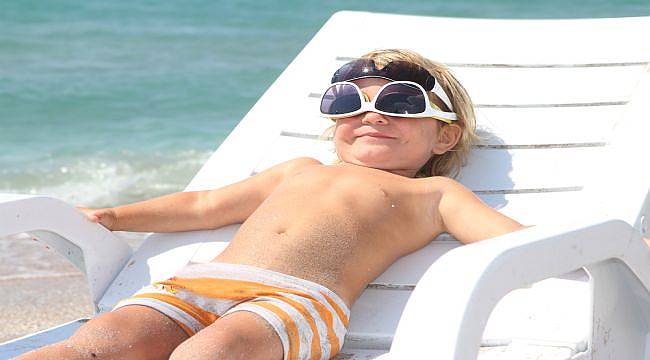 ÇOCUKLARDA GÜNEŞ ÇARPMASINA KARŞI  8 KRİTİK ÖNLEM!