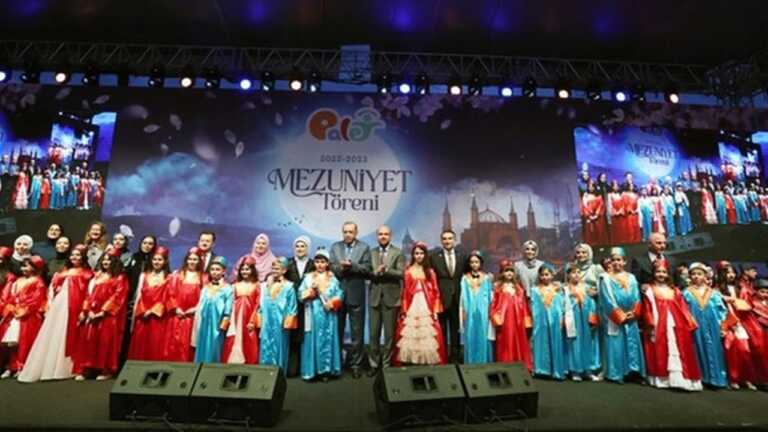 Cumhurbaşkanı Erdoğan Ve Eşi Emine Erdoğan Torunlarının Mezuniyet Törenine Katıldı