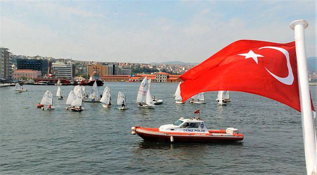 Denizlerde Bayrağımızı Daha Yukarı Çekmeliyiz