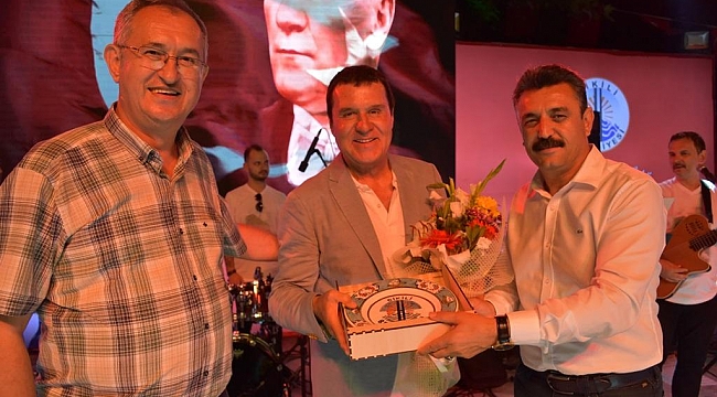 Dikili’de Yaz Konserleri Mithat Körler ile başladı