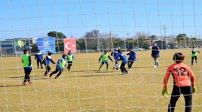 Doğal çimde futbol eğitimi