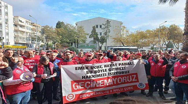 “Eşimize, çocuğumuza, esnafa boynumuz bükük bakıyoruz”